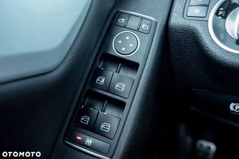 Mercedes-Benz Klasa C 180 CGI BlueEFFICIENCY Avantgarde - 26