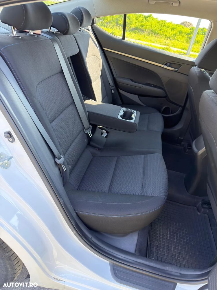 Hyundai Elantra 1.6 CRDI Comfort - 16