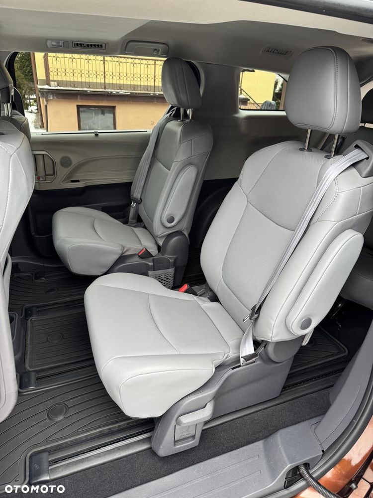 Toyota Sienna - 11