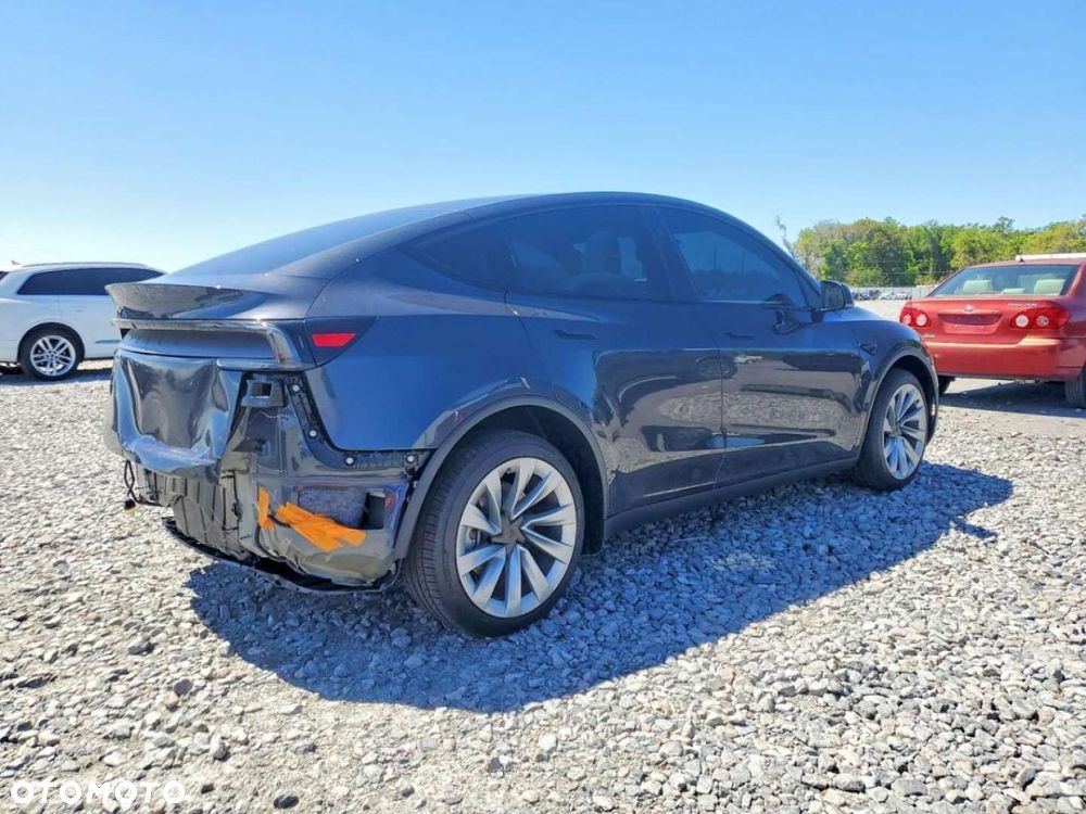 Tesla Model Y - 6