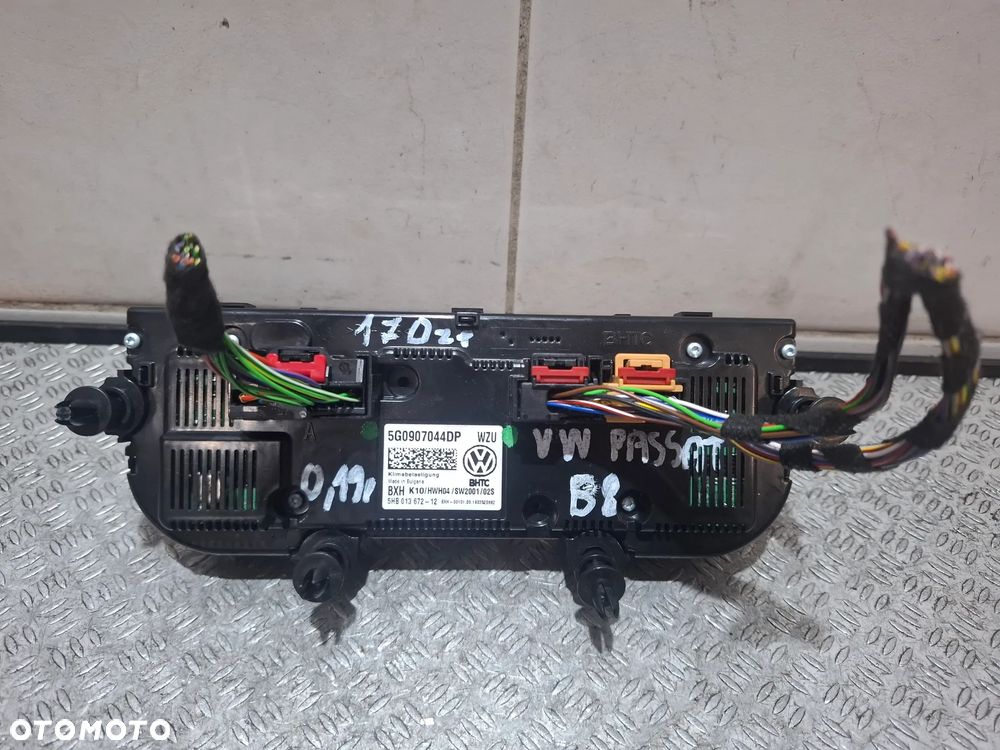 Panel sterowania klimatyzacji nawiewu Volkswagen Passat B8 2019 rok nr 5G0907044DP - 2