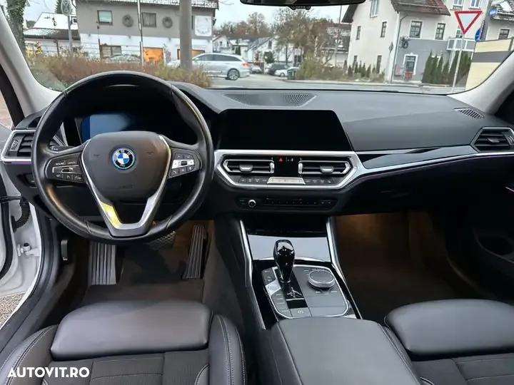 BMW Seria 3 330e Touring Aut. Sport Line - 32