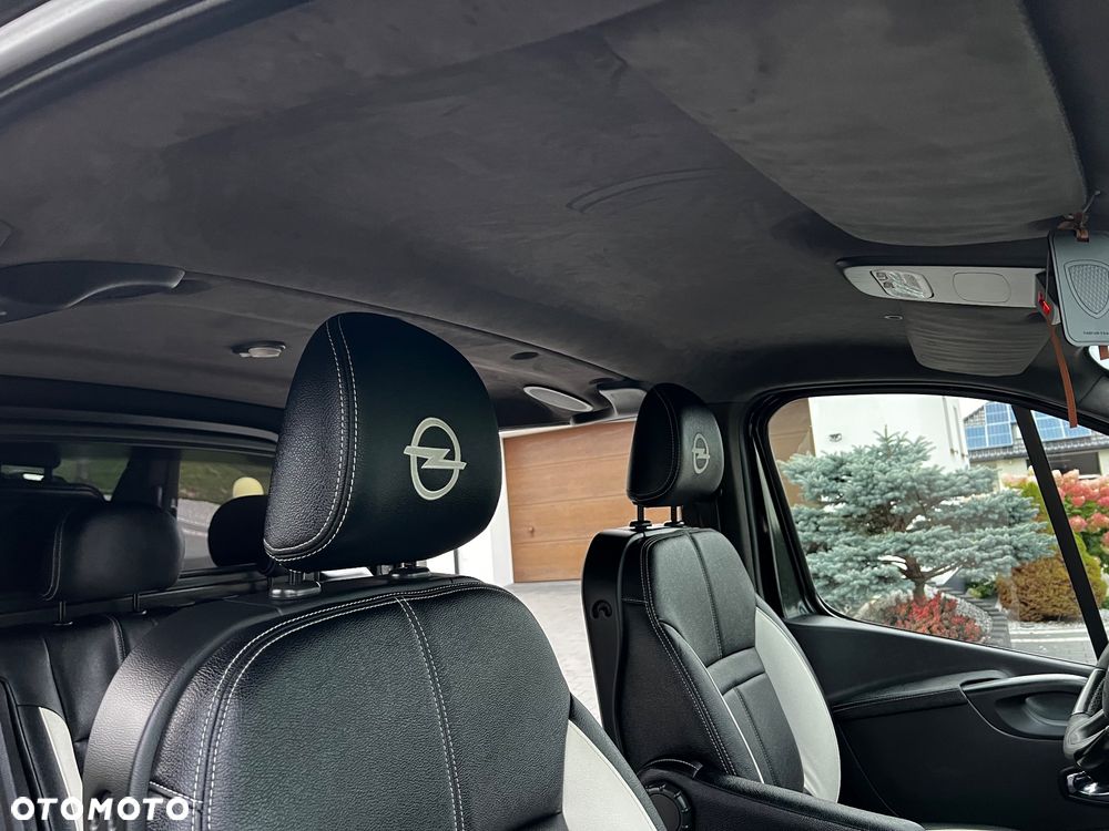 Opel VIVARO BLACK & WHITE 5 osób - 34