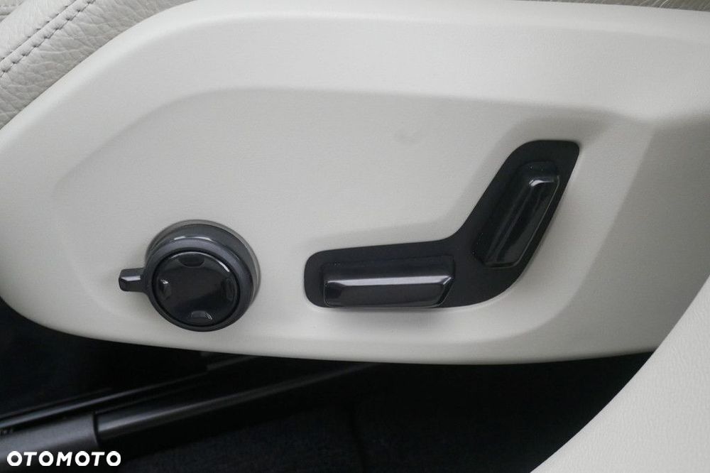 Volvo XC 60 B4 D AWD Plus Bright - 30
