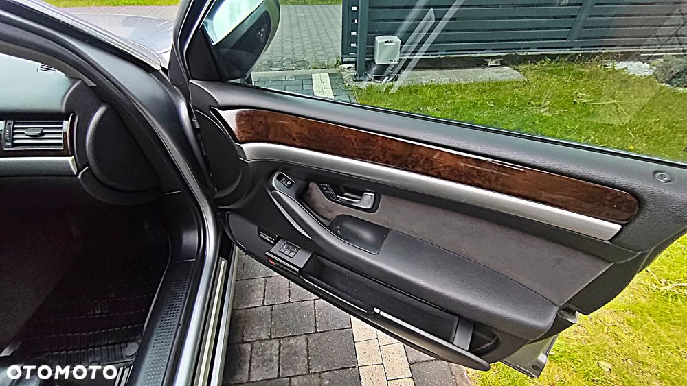 Audi A8 4.2 L Quattro - 15