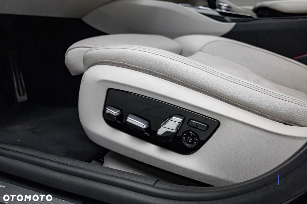 BMW Seria 5 540i xDrive - 23