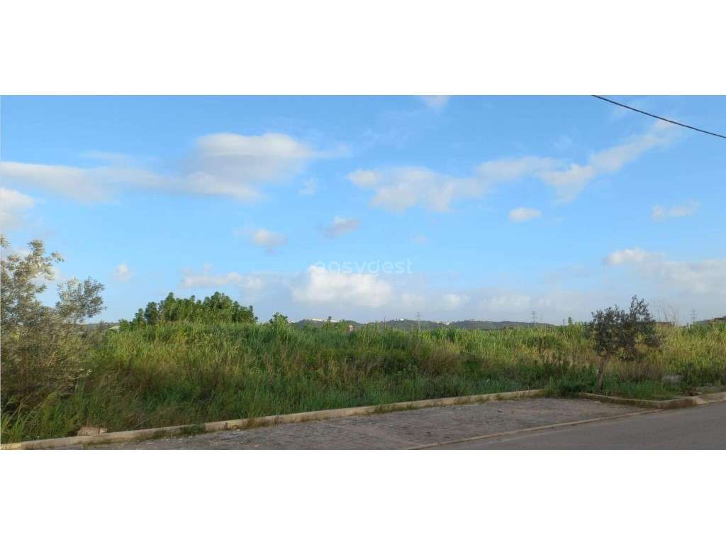 Um Terreno para se poder construir uma moradia até 452 m2 - Grande imagem: 3/22