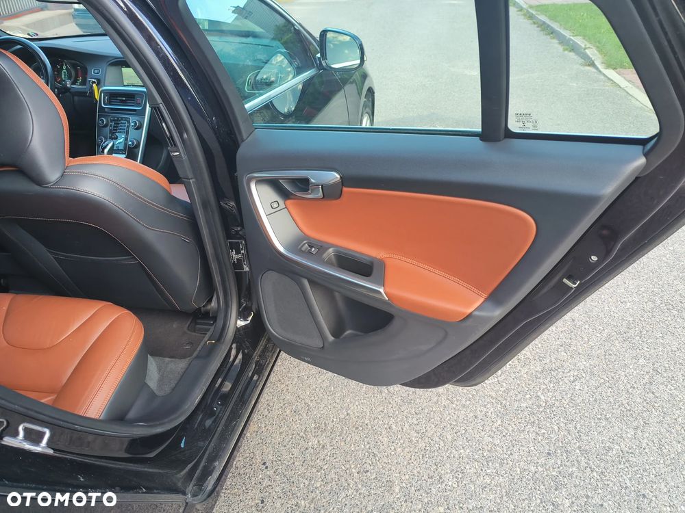 Volvo V60 D6 AWD Plug-in Hybrid R-Design Momentum - 20