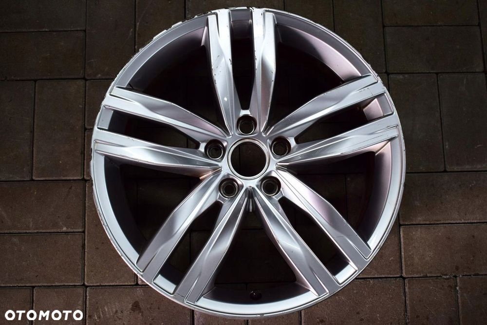 VW 18 ,,GTI Golf VII Sportsvan 5G0 Oryginał - 1