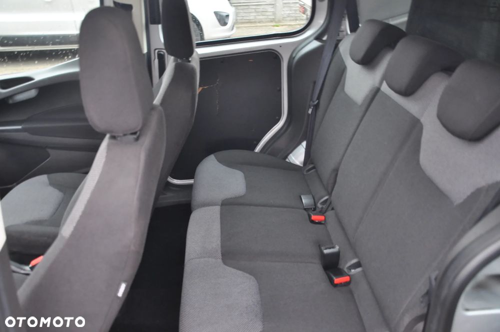 Ford Transit Courier - 12