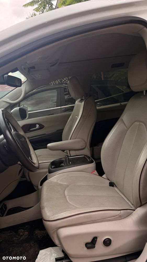 Chrysler Pacifica - 8