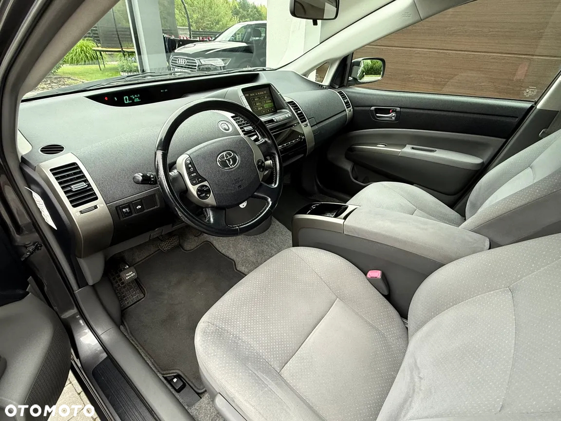 Toyota Prius (Hybrid) Sol - 16