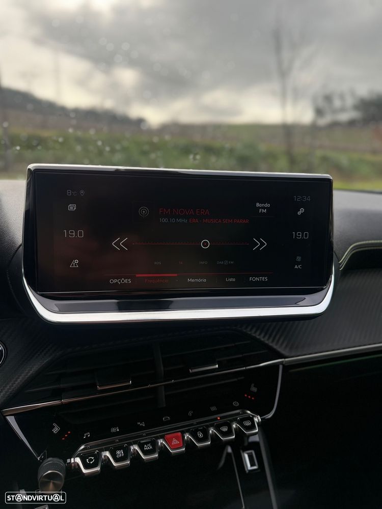 Peugeot 2008 PureTech 130 EAT8 GT Pack - 37