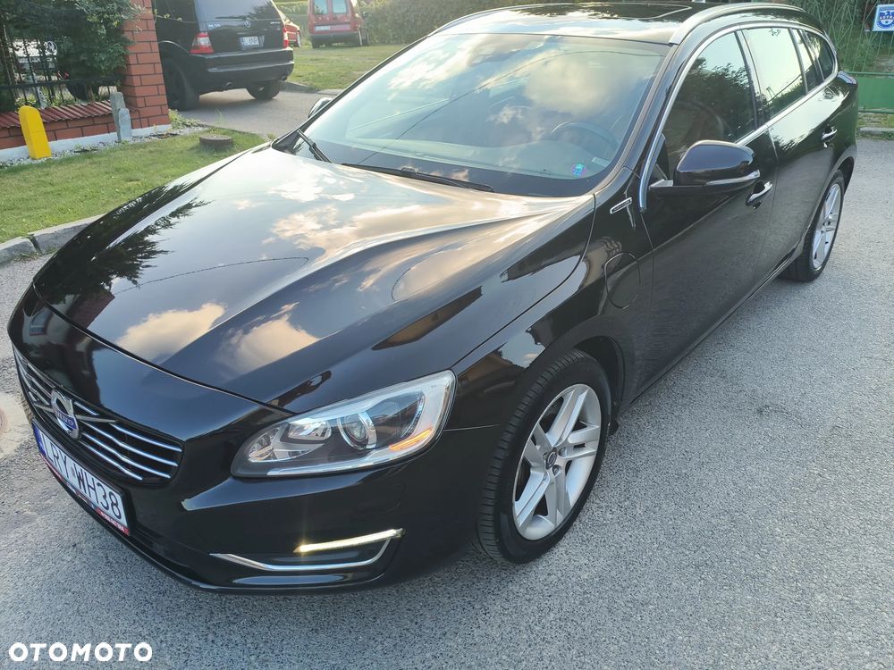 Volvo V60 D6 AWD Plug-in Hybrid R-Design Momentum - 35
