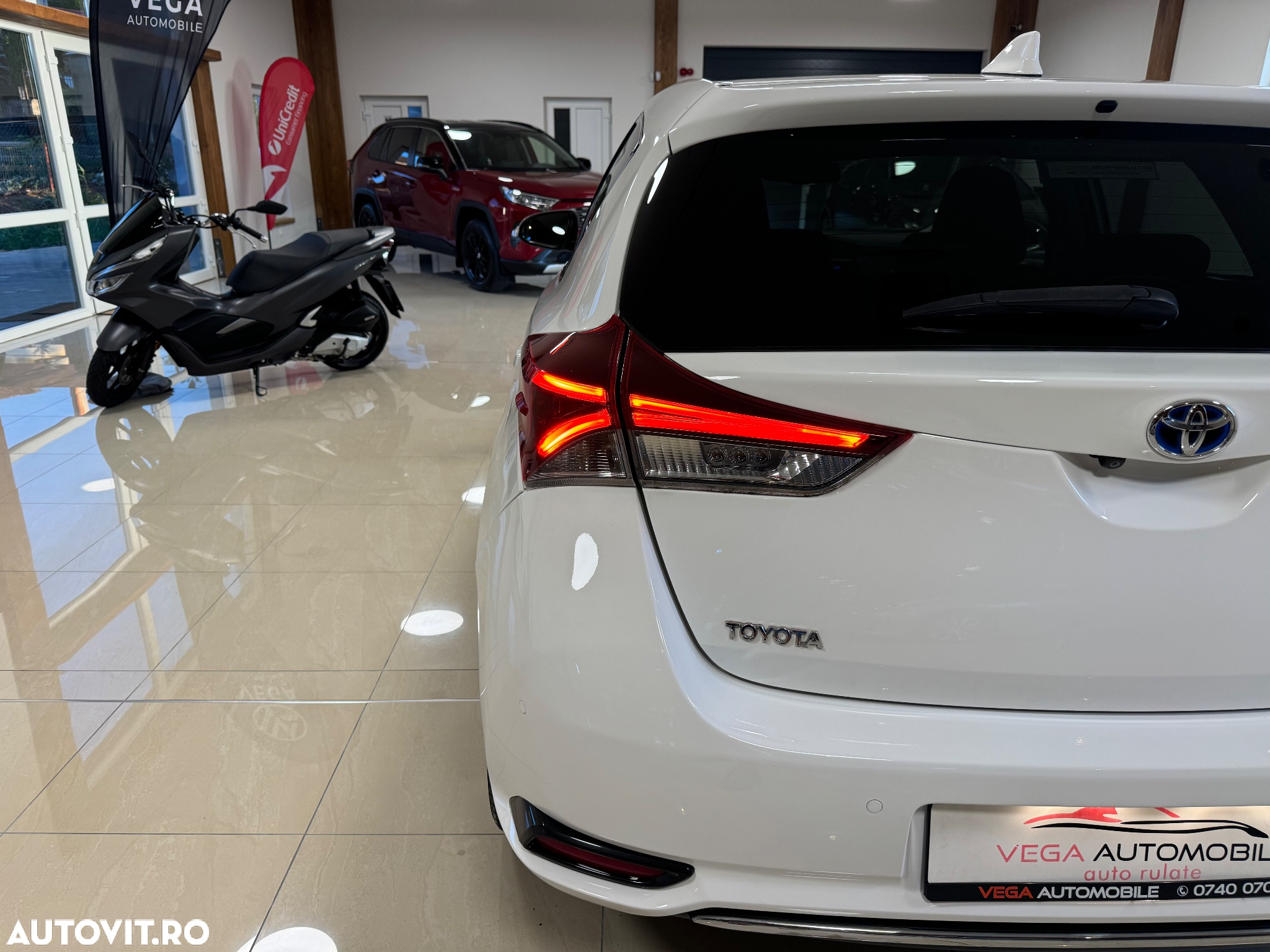 Toyota Auris 1.8 L VVT-i Hybrid Luna - 28