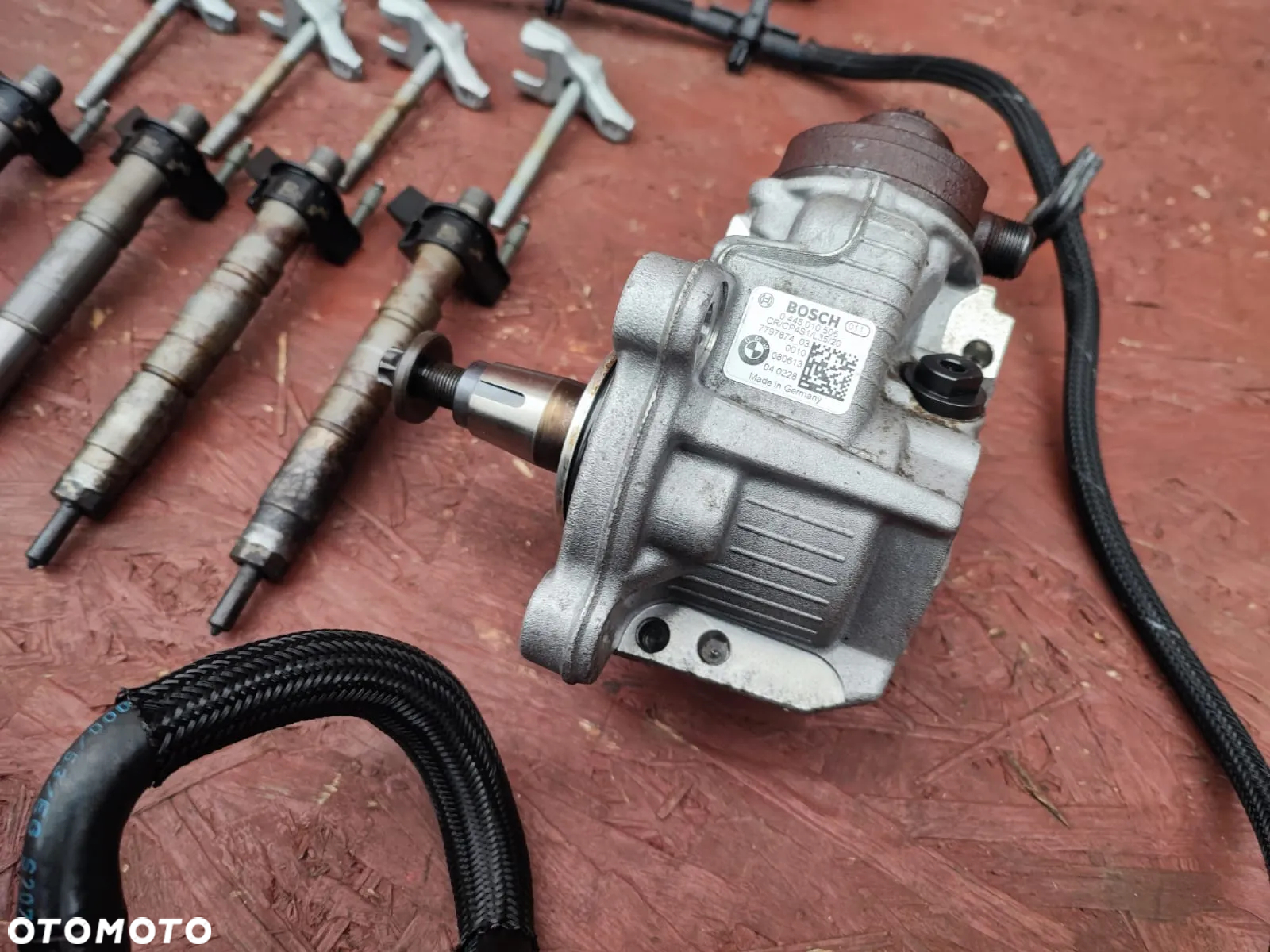 BMW E60 LCI / E61 LCI / E81 / E82 / E89 LCI / E87 LCI / E88 / E90 / E90 LCI / E91 / E91 LCI / E92 / E93. ORYGINALNY KOMPLETNY ZESTAW WTRYSKOWY / UKŁAD WTRYSKOWY  DO GAMY SILNIKÓW N47 ( POMPA WTRYSKOWA + WTRYSKI X4 SZTUKI + LISTWA WTRYSKOWA + CZUJNIKI + PRZEWODY PALIWA ). O NR: 7 797 877 / 7 800 602 /  7 809 130 / 7 809 128 / 4 740 787 / 7 800 601 OEM. BARDZO DOBRY STAN TECHNICZNY. - 7