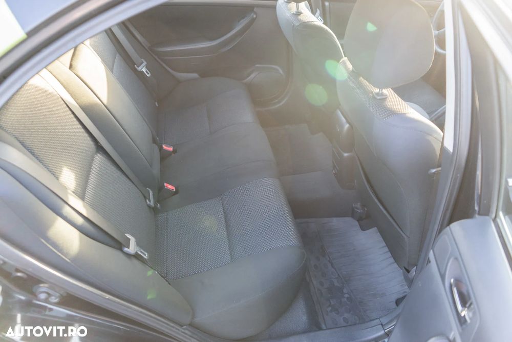 Toyota Avensis 1.6 Comfort - 14