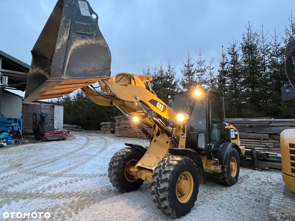 Caterpillar Ładowarka łamana 906M Cat łyżka widły 907 908 5 6 ton SZYBKOZŁĄCZE HYDRAULICZNE dodatkowe linie ZAMIATARKA za dopłatą - 13