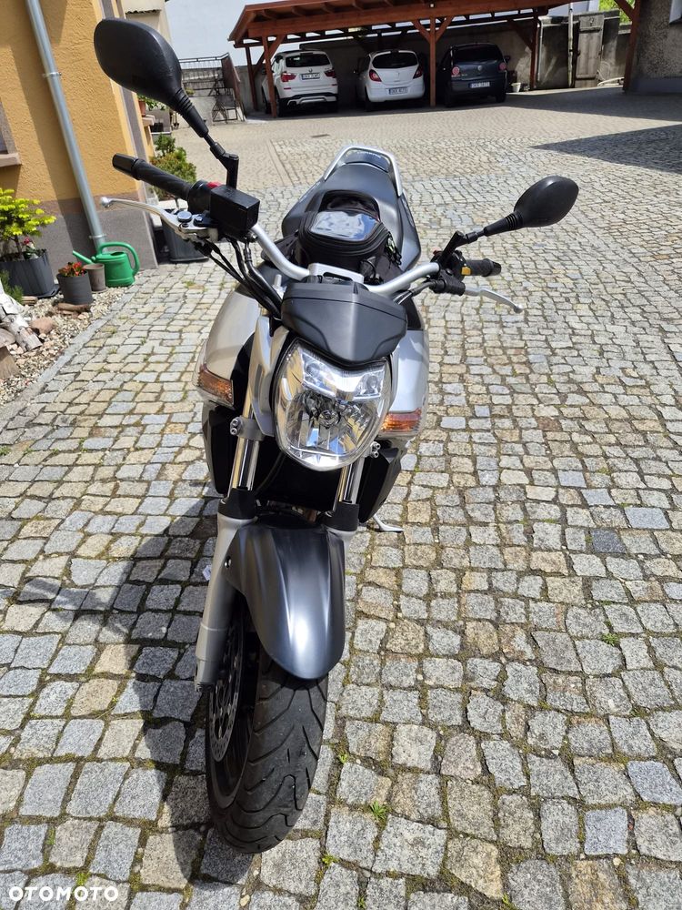 Suzuki GSR - 6