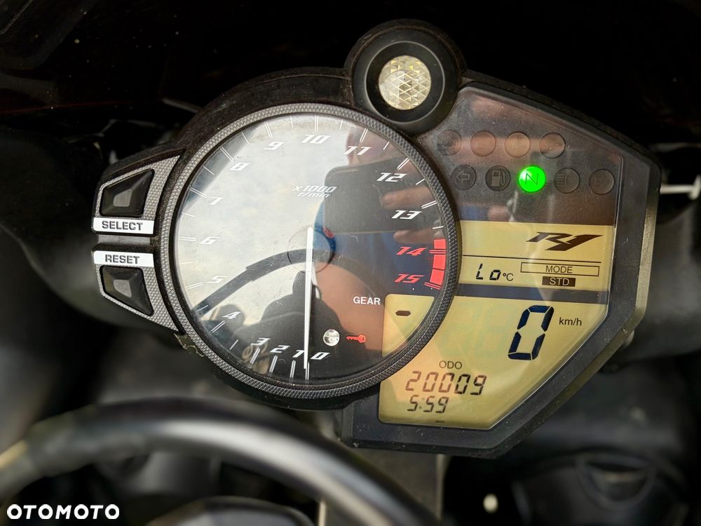Yamaha R1 - 12