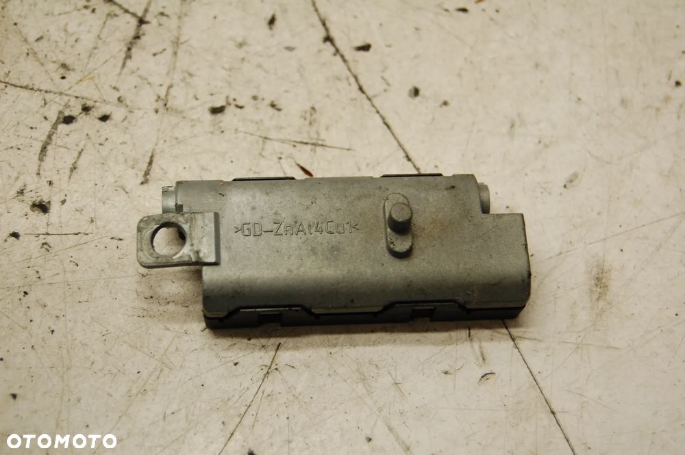 WZMACNIACZ ANTENY 8P3035225B AUDI A3 8P 3D - 2