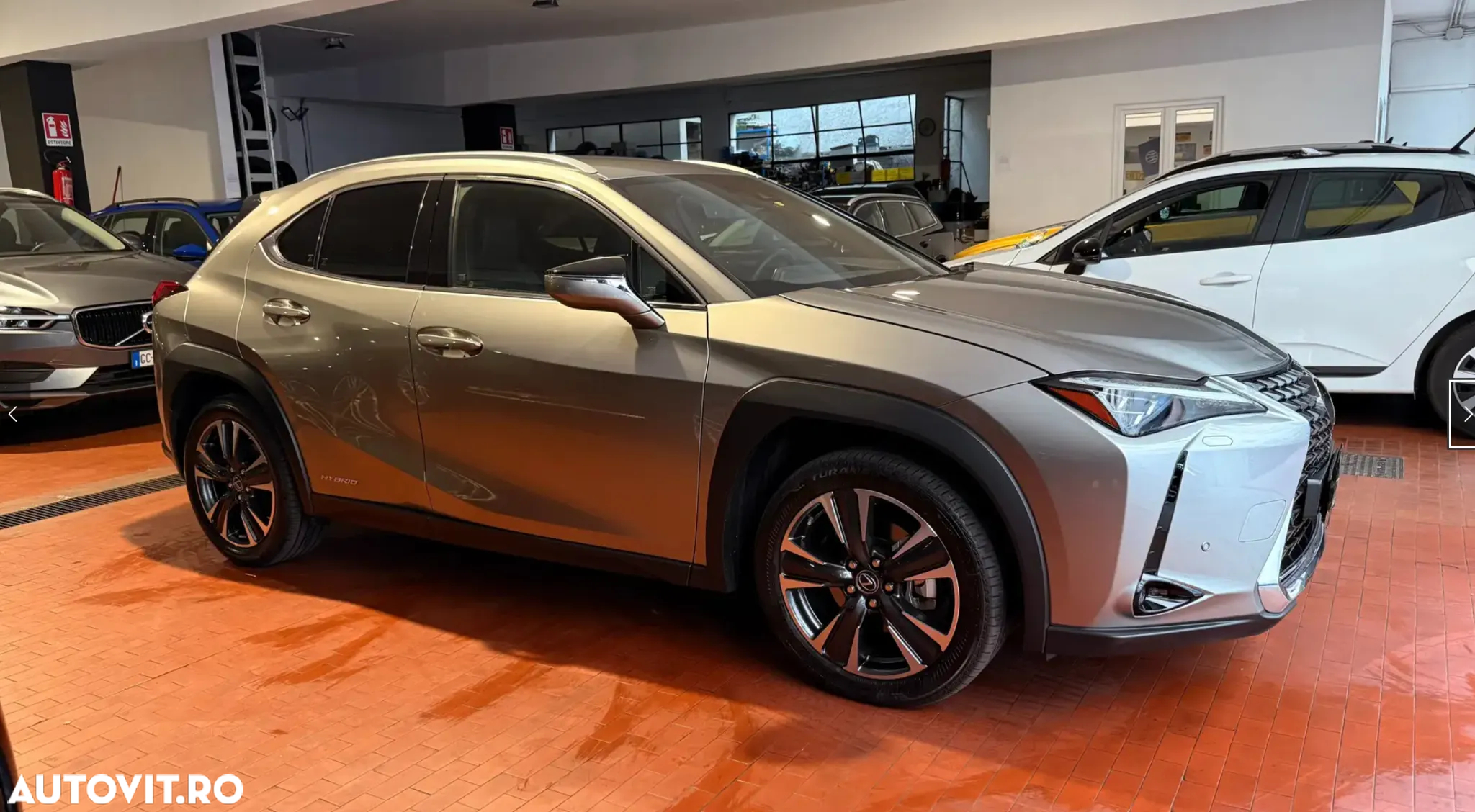 Lexus UX 250h 2.0L HEV 20H- (178 HP) 4X2 CVT Executive - 8