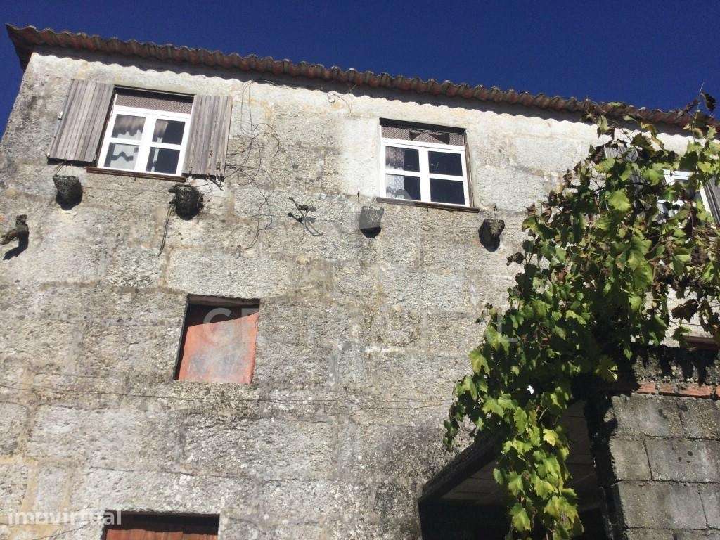 Quinta com vista rio Tâmega e duas moradias para recuperar - Grande imagem: 2/25