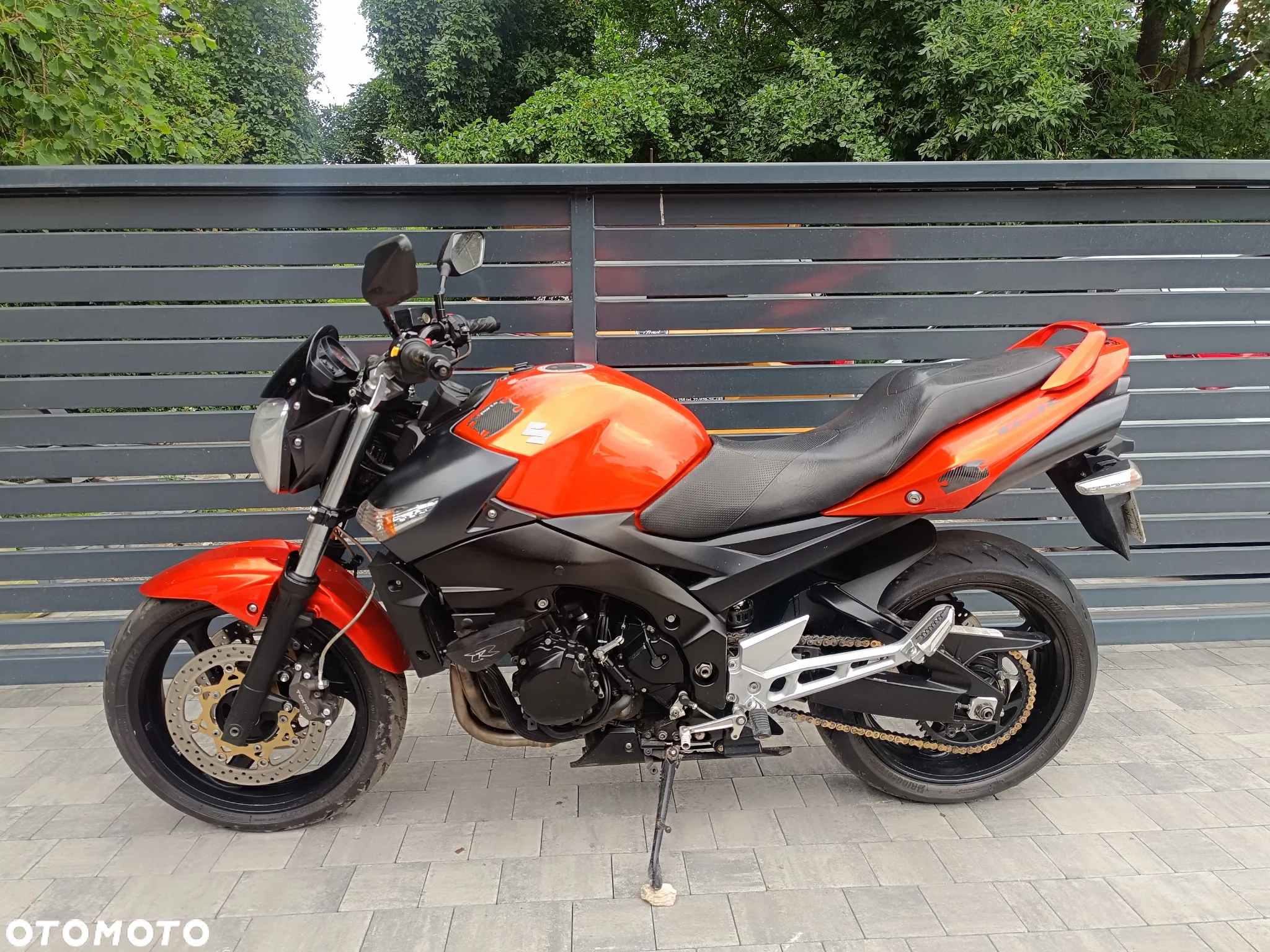 Suzuki GSR - 16