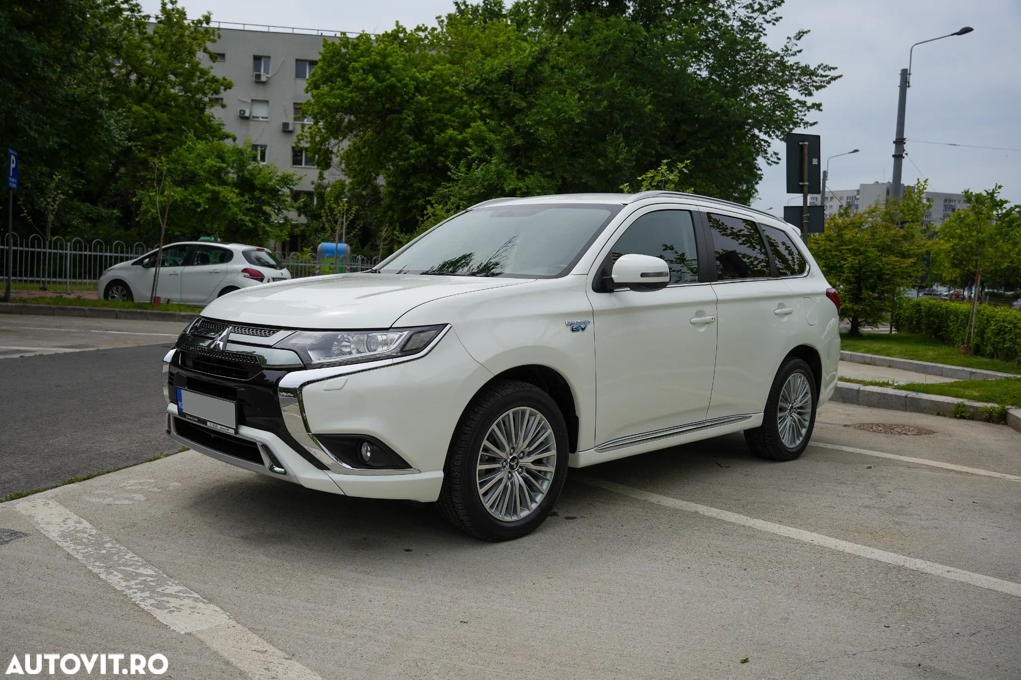 Mitsubishi Outlander PHEV 2.4 L 4X4 Invite - 1