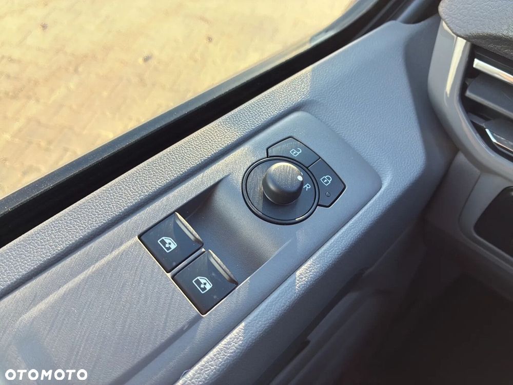 Volkswagen Caravelle - 28