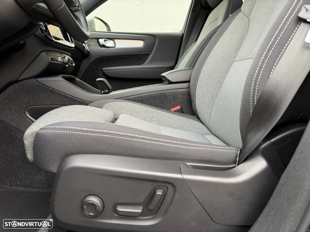 Volvo XC 40 2.0 B4 Momentum Plus - 32