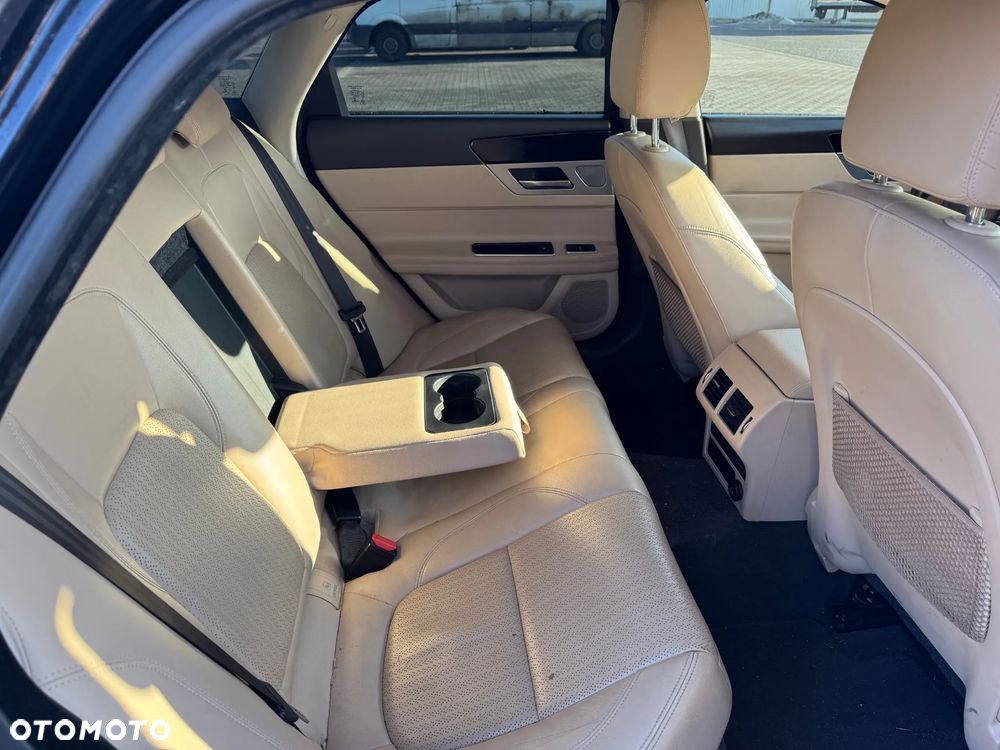 Jaguar XF 20d R-Sport - 9