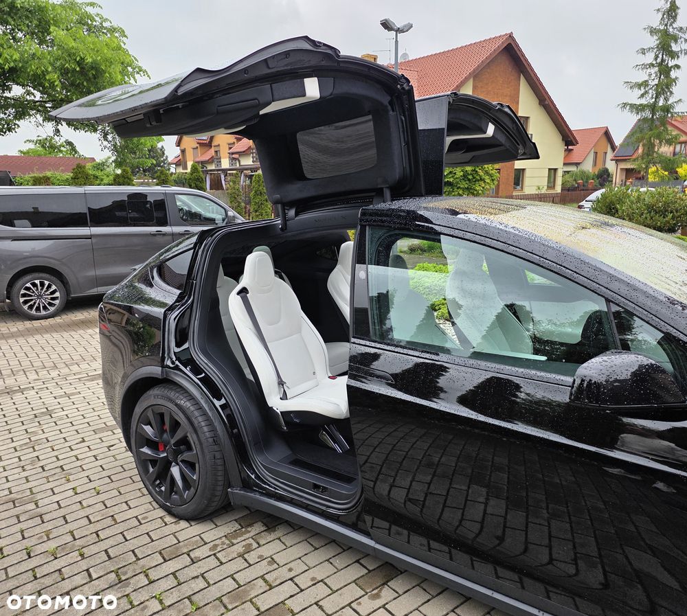 Tesla Model X - 11