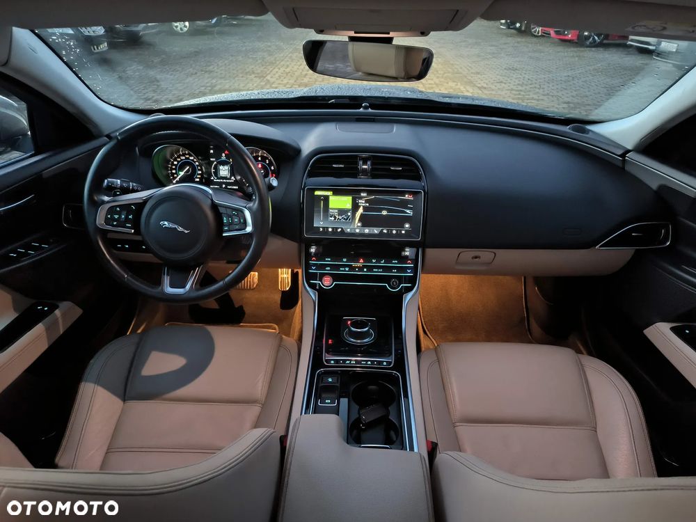 Jaguar XE 2.0 T Prestige - 5