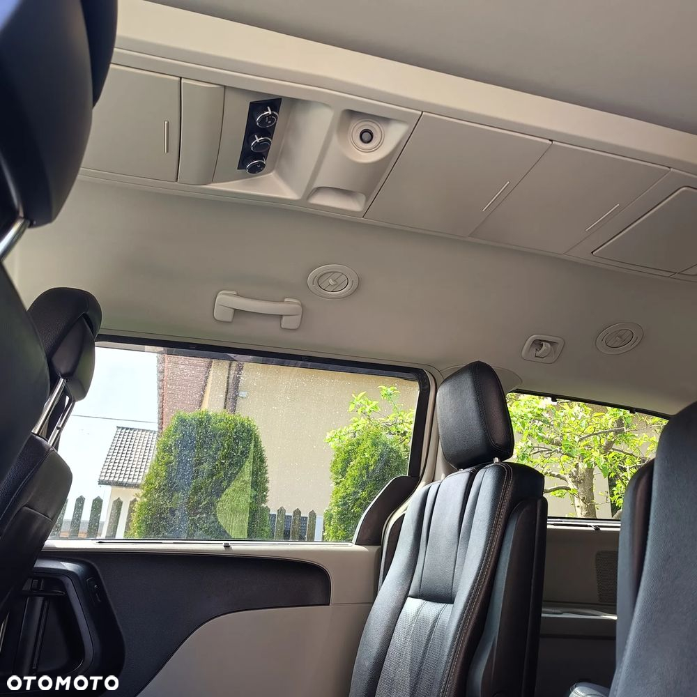 Chrysler Town & Country - 12