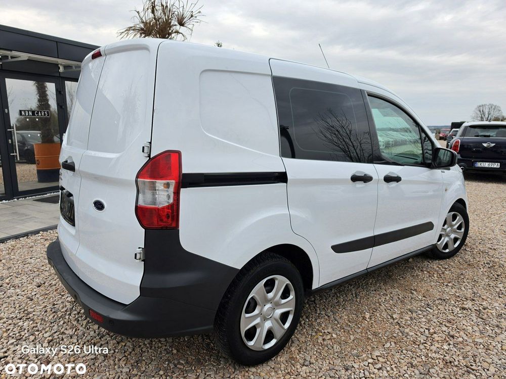 Ford Transit Courier - 23