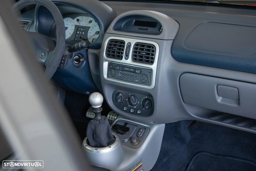 Renault Clio 3.0 V6 Sport - 29