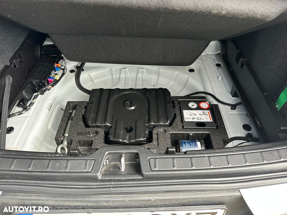 Volvo XC 40 B4 AT8 AWD Mild Hybrid Momentum Pro - 13