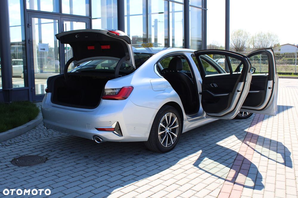 BMW Seria 3 330i Sport Line - 17