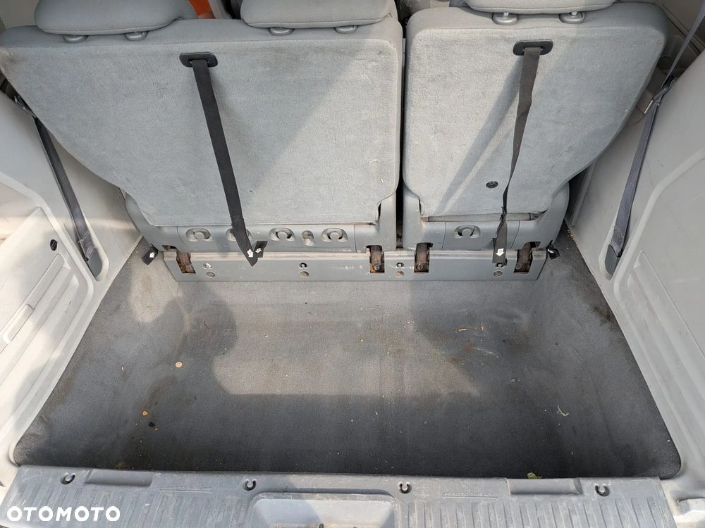 Chrysler Town & Country - 11