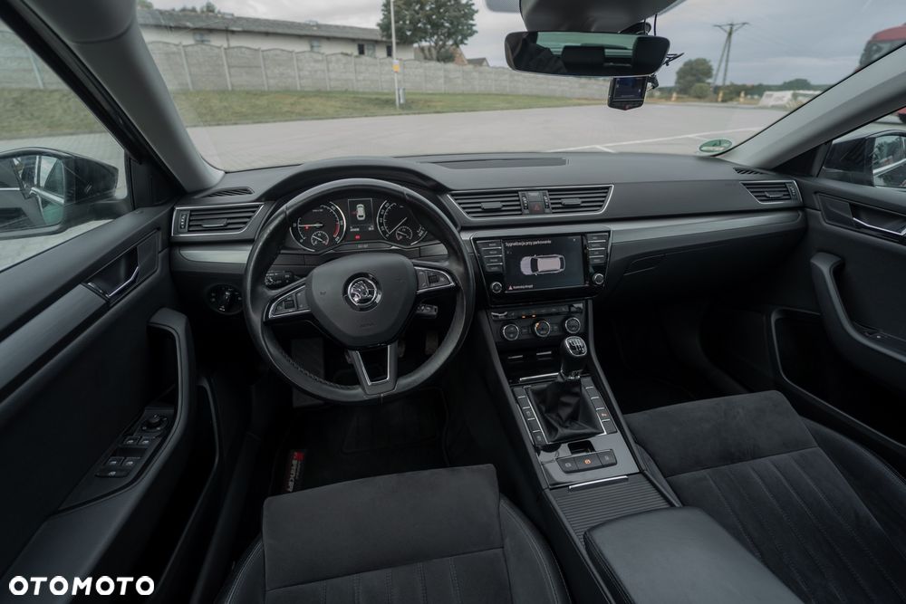 Skoda Superb 2.0 TDI Premium Edition - 27