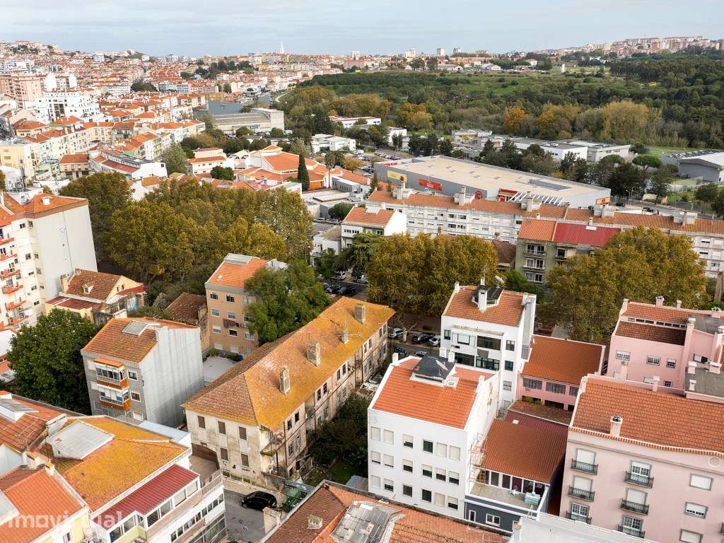 Prédio em Ruína em Pleno Coração de Queluz - Grande imagem: 3/9
