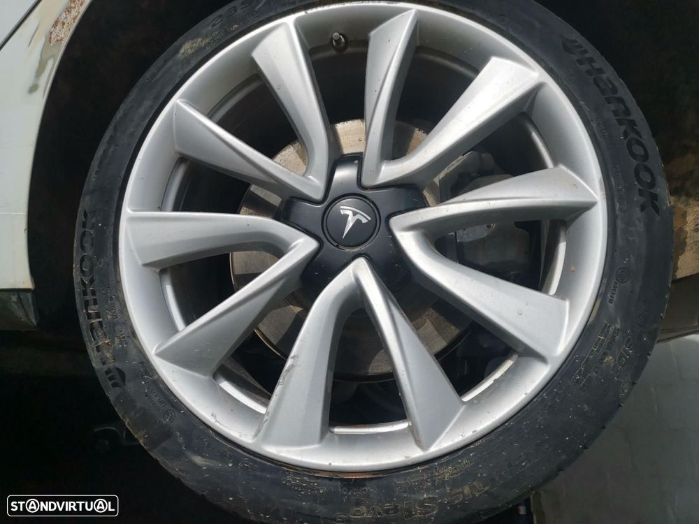 CONJUNTO DE PNEUS TESLA MODEL 3 - 1