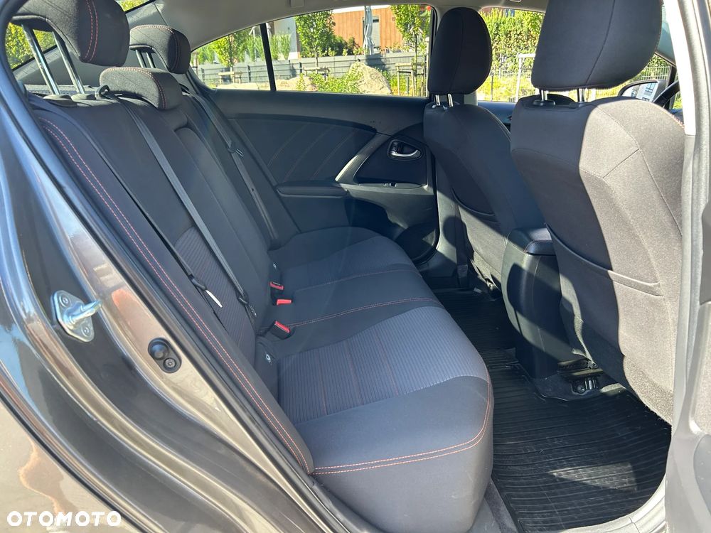 Toyota Avensis 1.8 Premium - 18