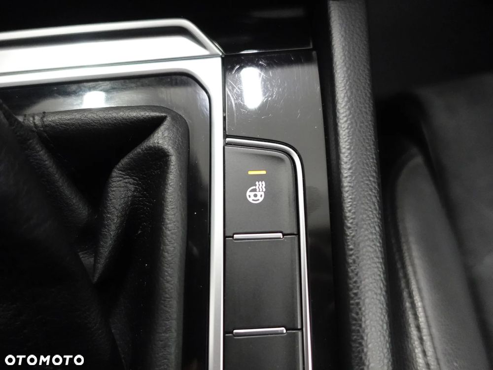 Volkswagen Passat 2.0 TDI SCR DSG Highline - 35