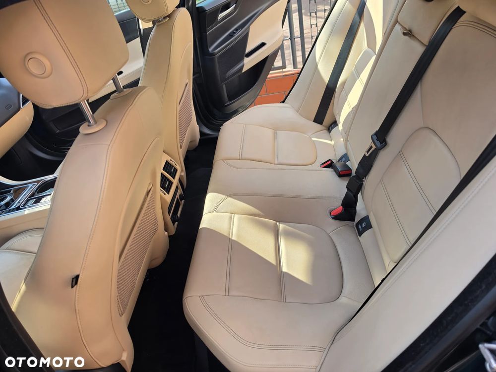 Jaguar XE D180 HSE - 10