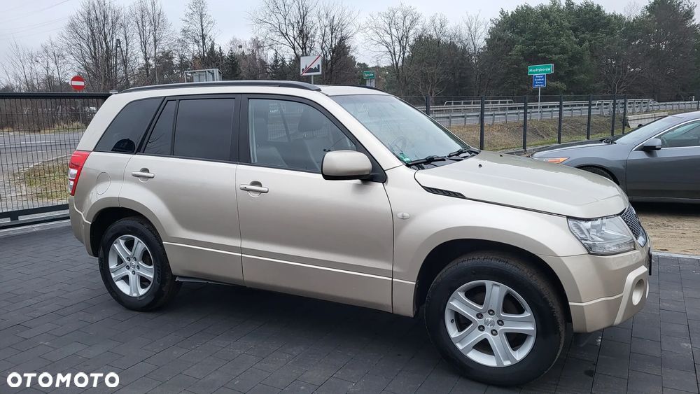 Suzuki Grand Vitara 2.0 Comfort + - 25