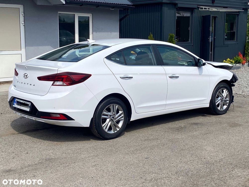 Hyundai Elantra 1.6 Comfort - 11
