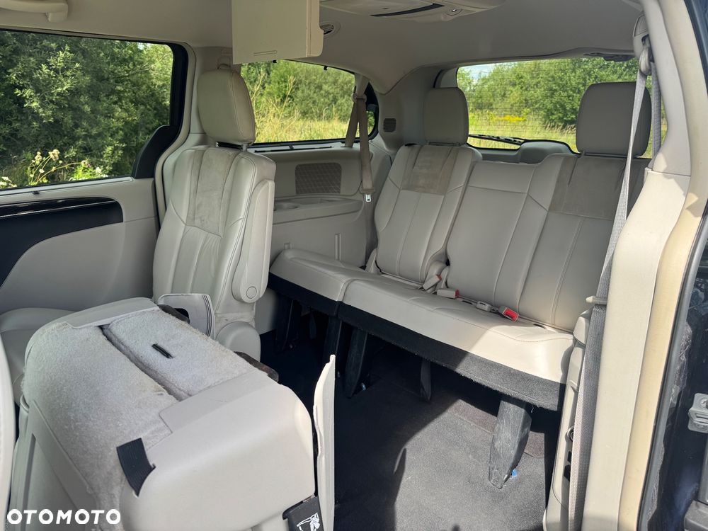 Chrysler Town & Country 3.6 Limited - 16