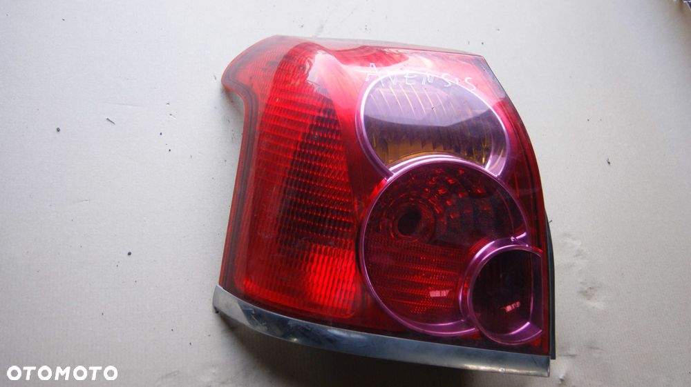 Lampy Toyota Avensis Tył - 6